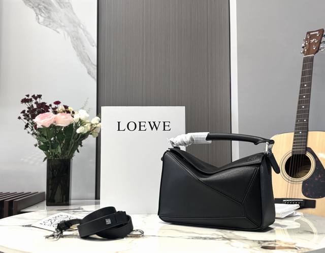 配盒 双肩带 尺寸：24*15Cm 大 Loewe 几何包puzzle 真心是不能错过的， 牛皮品质！ 完全Hold住！ 罗意威 一根完美的肩带