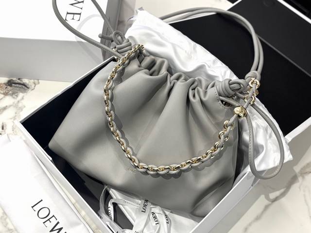 配盒 牛皮 Size:30*18Cm 大 Loewe purse 福袋 新上市的福袋真的好 配盒 牛皮 Size:30*18Cm 大 Loewe purse 福袋 新上市的福袋真的好