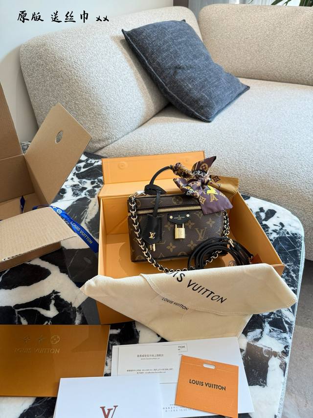 经典老花化妆包出街必背 [彩虹R]Lv Vanity包包，路易威登的经典之作，以简约时尚设计赢得时尚界青睐。[火R]其耐用帆布材质与标志性图案彰显品牌精髓，简洁