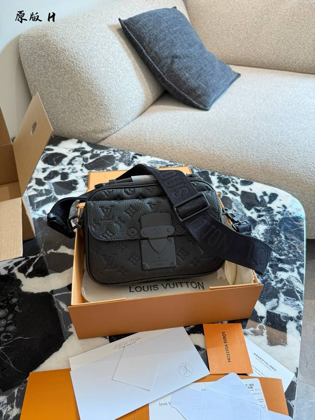 牛皮压花 Lv男包推荐 男 士老花S-Lock出差邮差包 Lv S-Lock系列真的让人有种眼前一亮的感觉 这个包款的大小很适合男生出I门的时候背，装装钱包、手