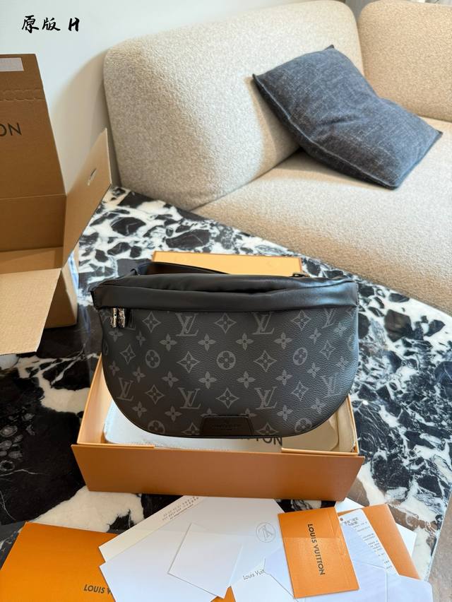 此款Discovery腰包由Monogram Eclipse帆布制成,兼具休闲时尚气质与现代功能性。造型符合人体工学原理，并配有可调节的包带，既可环于腰间，也可