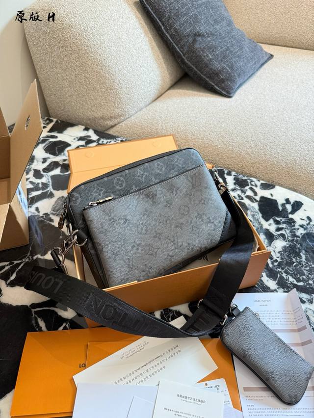 Lv包包男士三合一黑武士三件套Trio邮差包 。Lv推出的三合一爆火，股多种包包的流行风潮。 非常难得的是，三合一又出了男士款 而且是黑色老花与反色黑老花的拼接