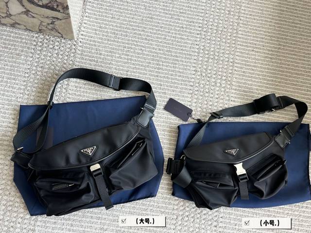 Size:30*20Cm 大 21*17Cm 小 prad 男胸包 邮差包 干净利落又帅气 工装风格的胸包 斜挎包让人欲罢不能 这款胸包 邮差包的设计真的很独特