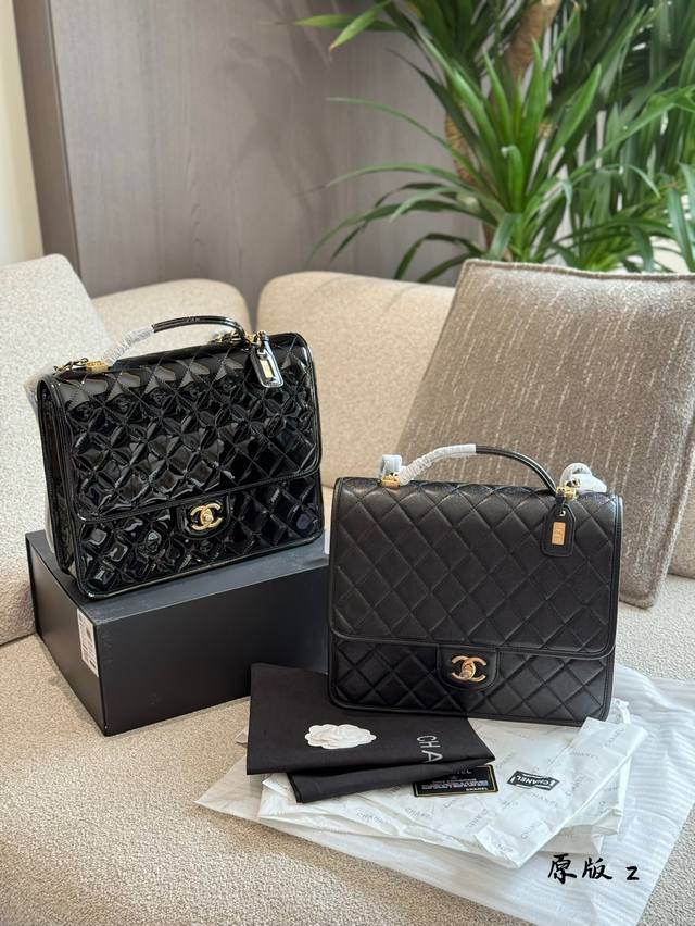 Jennie的香一香奈儿22K漆皮双肩包 这款真的太火了。 四四方方的包型，黑金漆皮的搭配， 浓浓的中古学院风的调调 时髦复古气息并存 难怪Jennie也爱不释