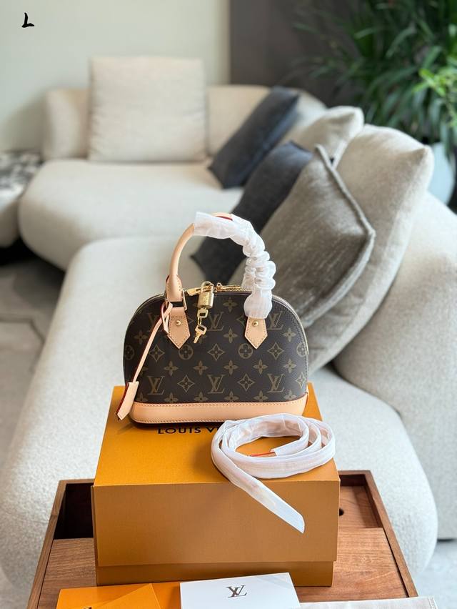 Lv Alma Bb老花 贝壳包 原版高品质 包包这款Retiro 手袋以标志性的老花面料制成 经典永恒。优雅低调的外形设计和宽敞的包身更加入了实用性。使用说明