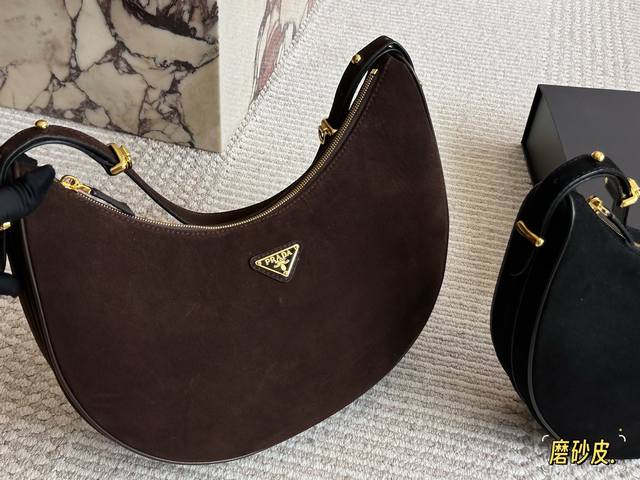 磨砂皮 prada最火预售款新包: Sling Bag性价比之王,百搭耐用 -起追上潮流的尖端~的的 是一款可以和男朋友共享的 货量不多,先到先得。+35 17 磨砂皮 prada最火预售款新包: Sling Bag性价比之王,百搭耐用 -起追上潮流的尖端~的的 是一款可以和男朋友共享的 货量不多,先到先得。+35 17