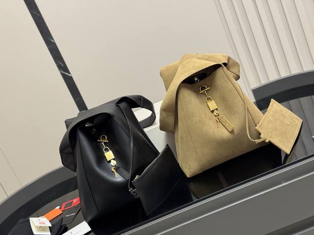 鹿皮绒 皮 配折叠盒飞机盒 Ysl圣罗兰水桶Hobo Saint Laurent将于本月陆续上新 延续Ysl女郎的优雅独立气质。 全新Gaby手袋采用 尺寸: