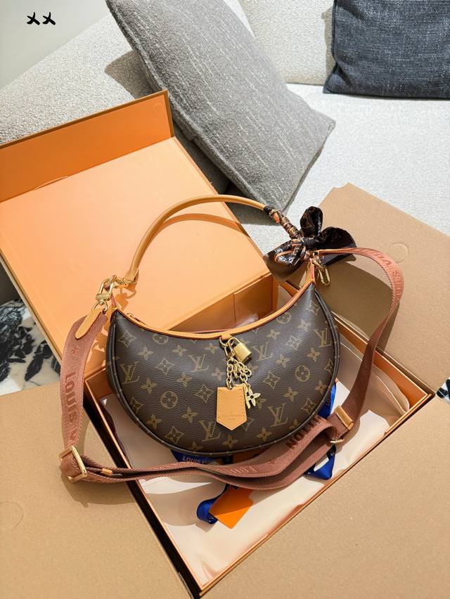 Lv新品 Looping 选一只你喜欢的月亮 新尺寸的Loop 全新来袭 搭配两款肩带 多种上身效果 自带包挂搭配 让包身造型不单调 #路易威登 #Lv #Lv