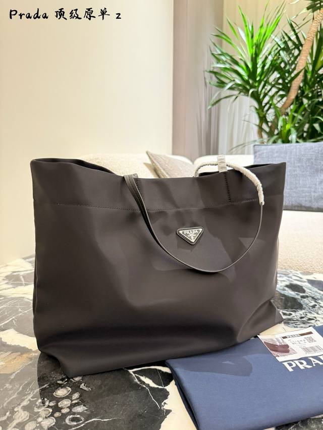 prada购物袋日常通勤必备!波点托特包来啦 最近入手了一只超适合通勤的托特包,黑色牛津布材质,质感很高级。波点设计让整体看起来不那么单调,日常背也完全不违和。 prada购物袋日常通勤必备!波点托特包来啦 最近入手了一只超适合通勤的托特包,黑色牛津布材质,质感很高级。波点设计让整体看起来不那么单调,日常背也完全不违和。