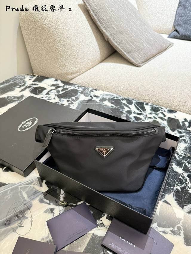 prada Re-Nylon防水休闲腰包胸包 男女同款 跨在肩上,解放双手,再也不需要时刻提着肩带,担心包包不能老实的挂在身上了。 无论是放在胸前还是背在身后, prada Re-Nylon防水休闲腰包胸包 男女同款 跨在肩上,解放双手,再也不需要时刻提着肩带,担心包包不能老实的挂在身上了。 无论是放在胸前还是背在身后,