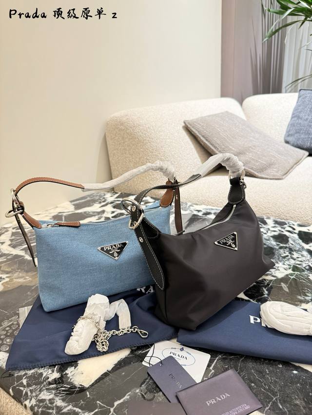 不撞包又实用的小众 prada尼龙饺子包 这颗造型非常可爱 像一个饺子嘿嘿～ 简约又不失设计感 百搭实用款 使用率也会很高 因为它好看又方便呀 贴心的设计边角还