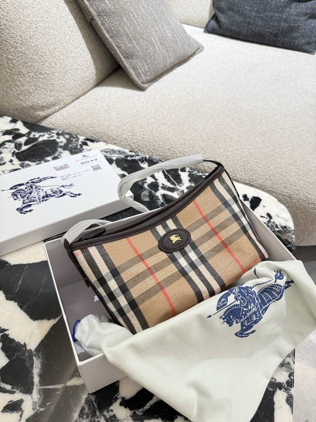 burberry 饭盒包 把这个包焊在我手上 一款上身非常精致的腋下包，[赞R]包型设计较为实用，单肩手拎 腋下 等背法方便携带物品，适合日常出行、逛街、通勤等
