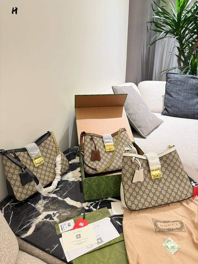 全套包装 Gucci padlock系列中号背包 新品Hobo到店 对比之前出得padlock更加轻便 线条更流畅自然。五金部分不会很塌陷，包型挺括底部做了皮质