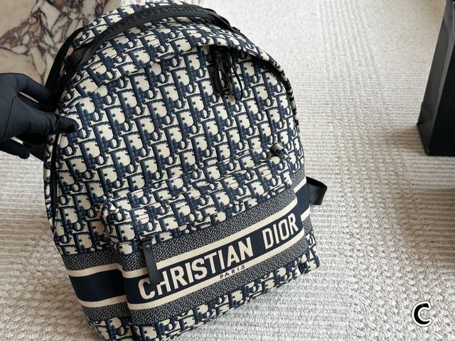 五一小长假旅行 Size：32*30Cm D家 老花款双肩包 一款背起来超舒服的它 可可爱爱！ 黑色和海军蓝Oblique图案绣线 有质感！ 搜索 Dior