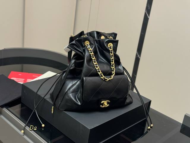 香奈儿新款购物袋 女孩子逃不脱的托特包太夏天了 包奴来了本期包包简单介绍一下 精湛的手工艺 融入现代时尚潮流元素 尺寸:33.32Cm