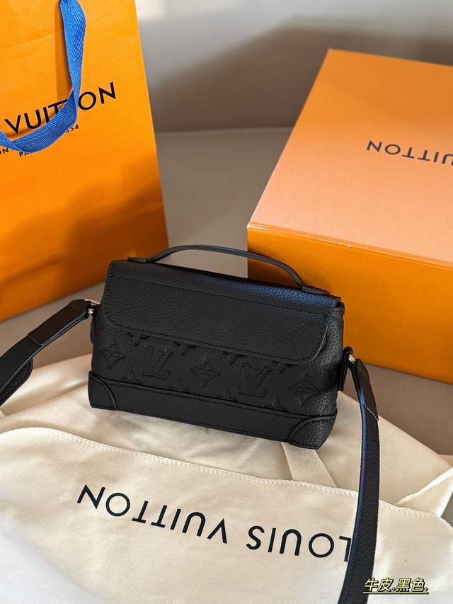 牛皮 配盒 Size：25*19Cm L家 Steamer Trunk 百搭黑灰色入手了个男包 性价比真的很高 日常出街很够用，大小刚好 可拎可斜挎，肩带的宽度