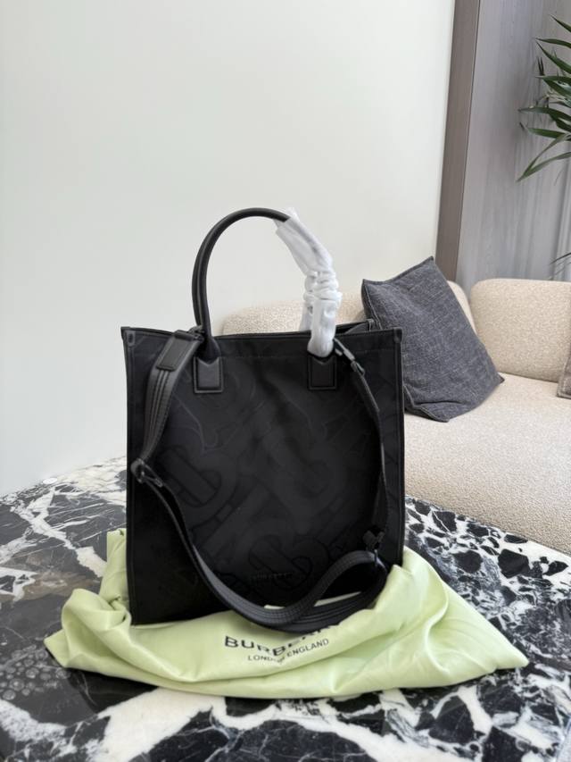 Burberry博柏利 经典品牌Logo满印托特包 Burberry博柏利 经典品牌Logo满印大容量 棉质细节 琴谱包托特包Tote包购物袋单肩手提包 男款 Burberry博柏利 经典品牌Logo满印托特包 Burberry博柏利 经典品牌Logo满印大容量 棉质细节 琴谱包托特包Tote包购物袋单肩手提包 男款