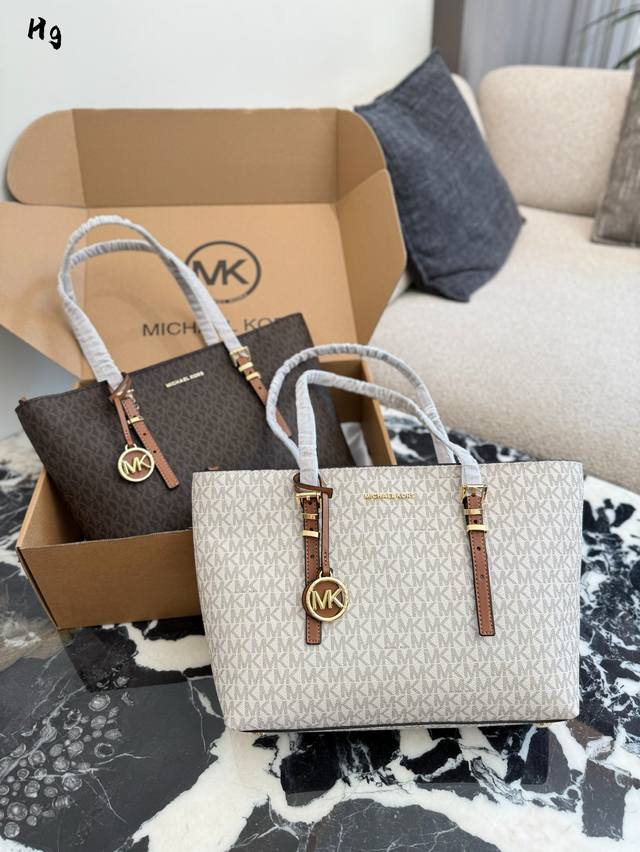 Mk Quinn系列设计简约大方，质感满满，超级百搭，轻松驾驭各种场合。三种经典配色，总有一款适合你，还配有精致的金属Logo，细节感十足。不仅外观好看，容量也
