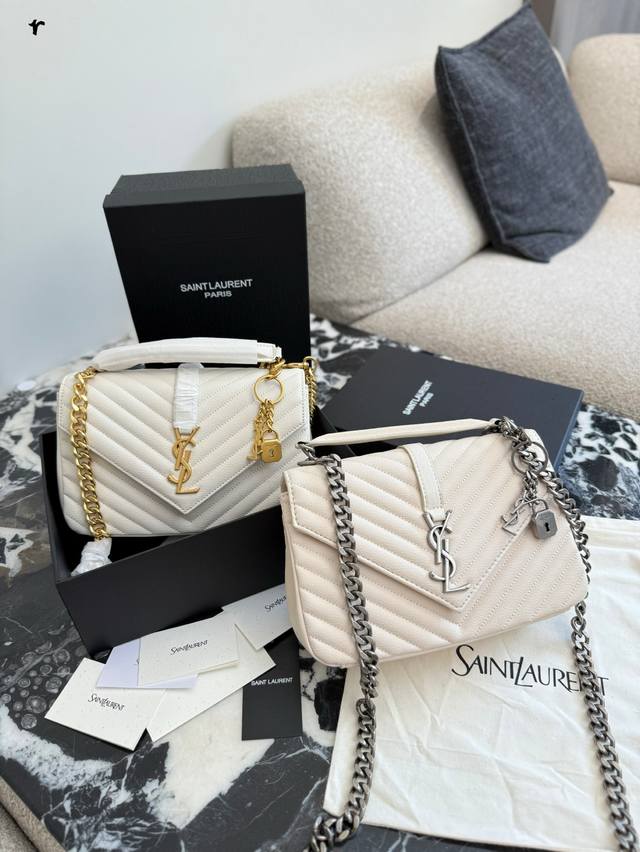 Ysl圣罗兰黑金邮差包-万年经典款. 圣罗兰College黑金邮差包身选用柔软的小羊皮，金标Logo整体颜值爆表舒 不论通勤休闲聚会出街都很Nice 链条可灵活