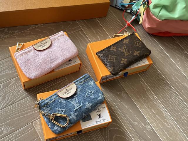 老花 配盒 牛仔 配盒 Size：12*7Cm L家 零钱包 卡包 车钥匙 可可爱爱的小挂件， 零钱包容量也够用哦！ 推荐