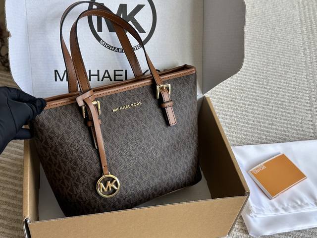 这只托特包也太好看了吧Mk新款 托特包 外观简洁，看起来属于偏小款的托特，但包型设计很完美，独特的长肩带设计，背上身舒适度些，尺寸22Cm喜欢的找