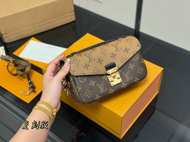 配折叠盒飞机盒 Size：21Cm Lv 顶级品质邮差包 升级钢五金 经典老花邮差 每一年这个季节都要推一下！ 因为它太经典！太好看！