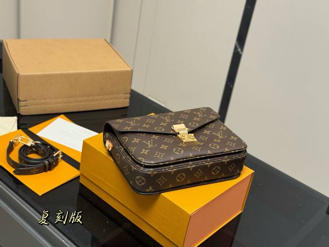 配折叠盒飞机盒 Size：25Cm Lv 顶级品质邮差包 升级钢五金 经典老花邮差 每一年这个季节都要推一下！ 因为它太经典！太好看！