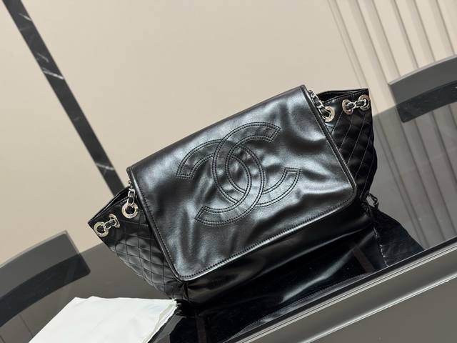 香奈儿牛啊牛啊还得是 是很随性又很好用的一种材质呢吧 Chanel这一只的牛仔邮差包真的很乖呢 尺寸:30.24Cm