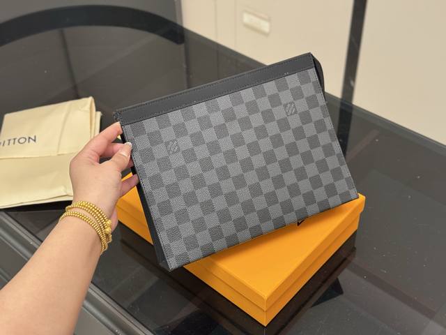 配盒 Size:27*20Cm Lv手包 男女通用哦 Lv大手包 洗漱包 能放手机 平板电脑 原版内里，搭配牛皮！