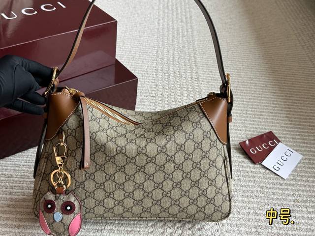 大号配折叠盒尺寸37 24 中号配折叠盒尺寸32 22 小号配折叠盒尺寸24 15 古驰Gucci Emblem系列推特包 超级时尚的大热最新Gg Emblem