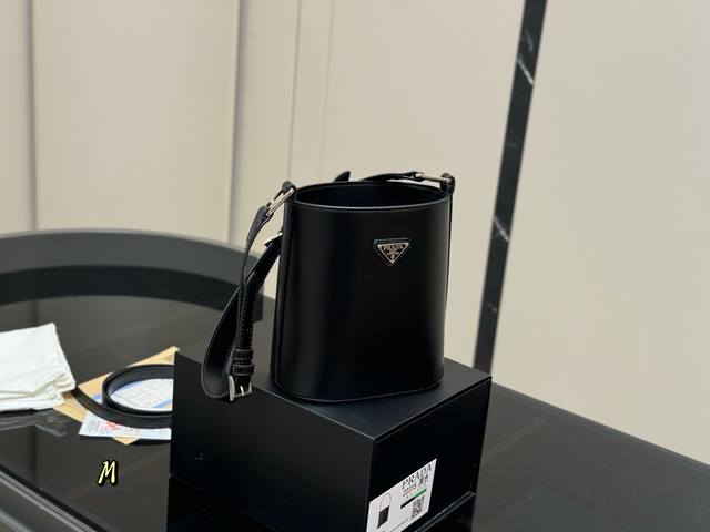 配盒 Size：17.18Cm 普拉达新款水桶包 圆圆小可爱，配长肩带！ 非常小巧时 实用又好看！！！