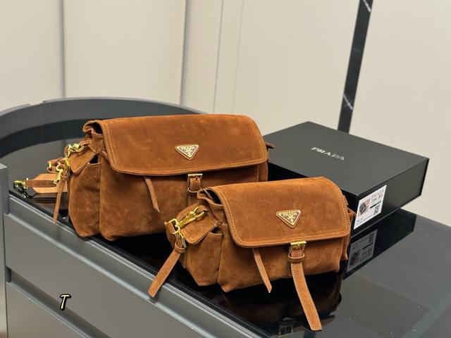 无盒 Size：36Cm 28Cm 普拉达 Hobo中古腋下包 多了一份随意和简单， 完全的时尚百搭！