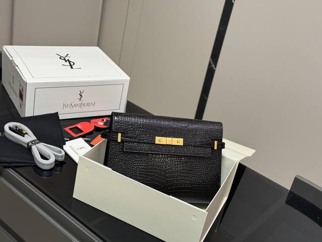 配折叠盒飞机盒 圣罗兰 曼哈顿单肩包 又酷又飒低调的奢华 可盐可甜 极致美感 绝美女孩就是你 尺寸:29.20Cm