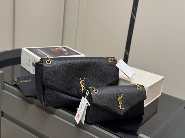 配折叠盒飞机盒 尺寸:36.23Cm 26.16Cm 圣罗兰腋下链条包 它的名字叫Calypso 羊皮纹面料！ 太Staly！