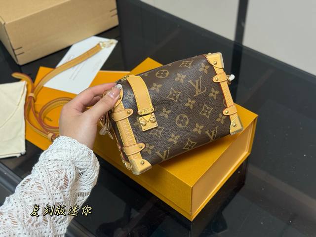 折叠盒飞机盒 Size： 18*12Cm 超时空爆款 原版钢五金？ Lv 王炸新款包 谷爱凌 走秀小软箱S来了终于 超级洋气 Upupup 搜索Lv 软箱子