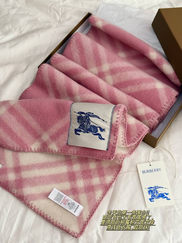 羊绒围巾配盒 Size：180Cm*30Cm Bur 羊绒围巾 看得见的短羊毛 用料好品质自然好 到手即知 冬天的第一条围巾 限定色也太有氛围感了，是很甜的树莓