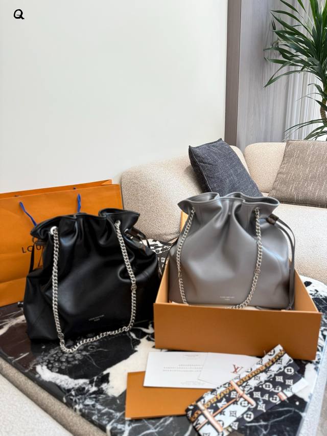 Lv新品Offduty：松弛有度，日常生辉 Offduty，柔软羊皮打造超轻量级舒适体验。松弛廓形，轻松适配慵懒日常。背法多样，可单肩亦可双肩。珠宝般的银色链条