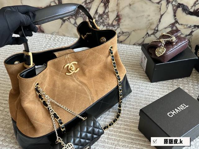 大号 小挂饰包180 Chanel 麂皮Hobo单肩托特包 25A麂皮不愧是秋冬包王 全部原图没修色，真正原汁原味的颜色[偷笑R] 麂皮拼色太适合秋冬了 今年的