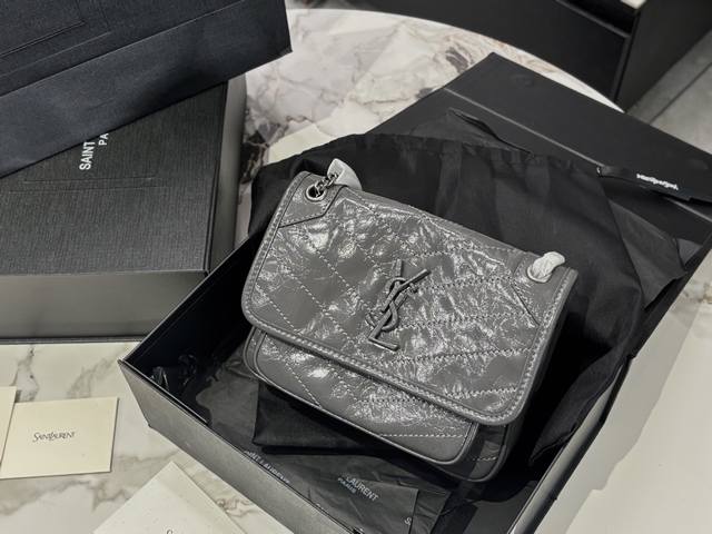 配盒 升级版 Size: 22*18Cm 小 Niki真的太好背啦 真的很好看很别致 Ysl Niki 皮料软糯质感 进口牛皮! 里外都是牛皮哦! 配盒 升级版 Size: 22*18Cm 小 Niki真的太好背啦 真的很好看很别致 Ysl Niki 皮料软糯质感 进口牛皮! 里外都是牛皮哦!