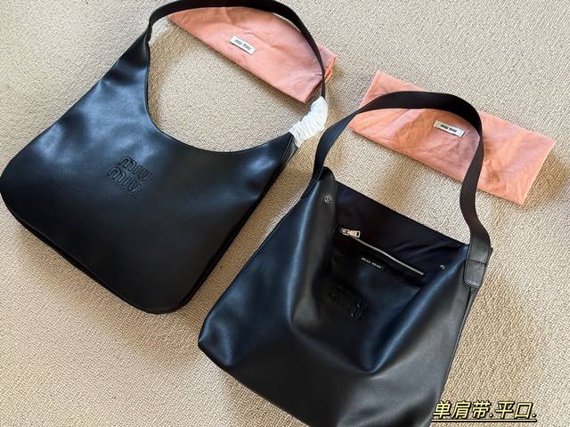 无盒 Size:42*36Cm 今年秋冬提前种草 Miumiu大号Hobo 购物袋 大Hobo真的好火 很多明星街拍中背的这款大包, 超大的软皮质包身,搭配上浮 无盒 Size:42*36Cm 今年秋冬提前种草 Miumiu大号Hobo 购物袋 大Hobo真的好火 很多明星街拍中背的这款大包, 超大的软皮质包身,搭配上浮