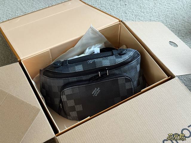 配盒 芯片款 L家 腰包 胸包 亦可单肩背挎或斜挎 还可手提哦！ 尺寸：上宽30Cm*底宽20Cm*高17Cm Rush 腰包 黑色马赛克