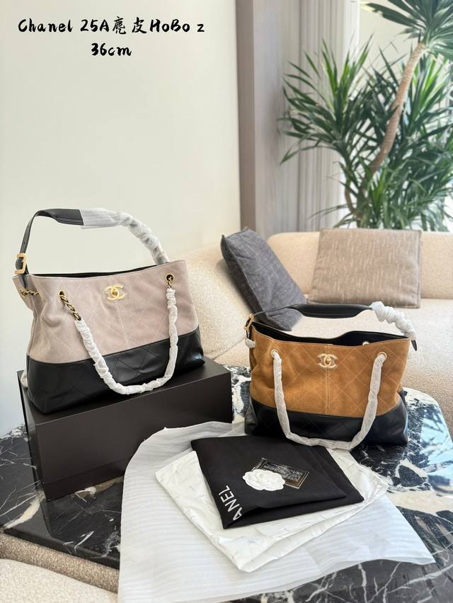 Chanel 麂皮Hobo单肩托特包 25A麂皮不愧是秋冬包王 全部原图没修色，真正原汁原味的颜色[偷笑R] 麂皮拼色太适合秋冬了 今年的包王当之无愧 [暗中观