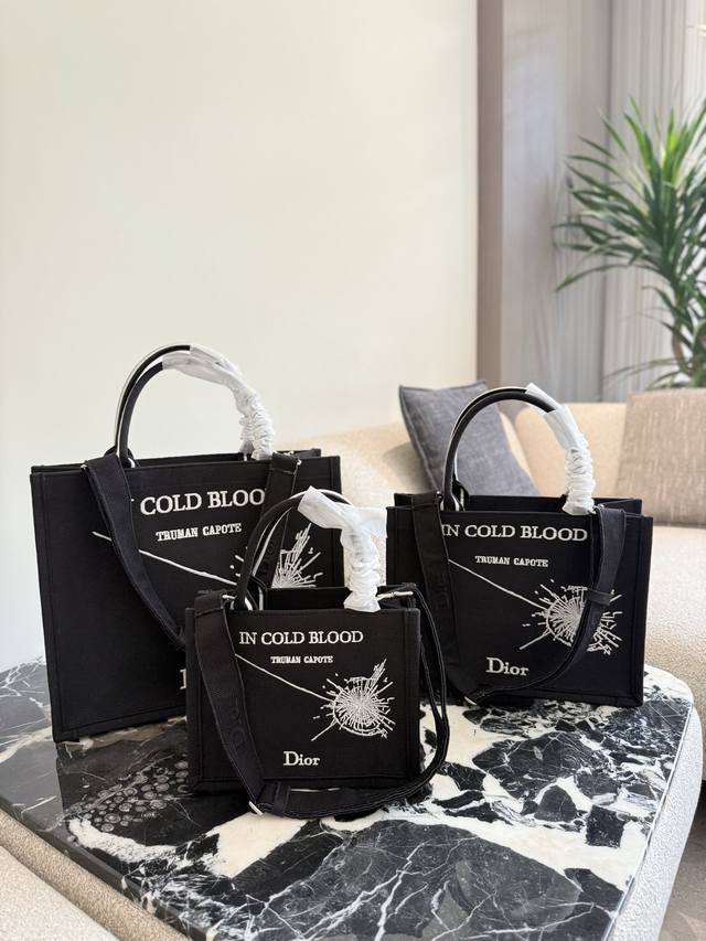 Dior新款 Totejonathan Anderson的书单 Jonathan Anderson的Dior首秀展,新推出的Dior 二零二六夏季系列Book Dior新款 Totejonathan Anderson的书单 Jonathan Anderson的Dior首秀展,新推出的Dior 二零二六夏季系列Book