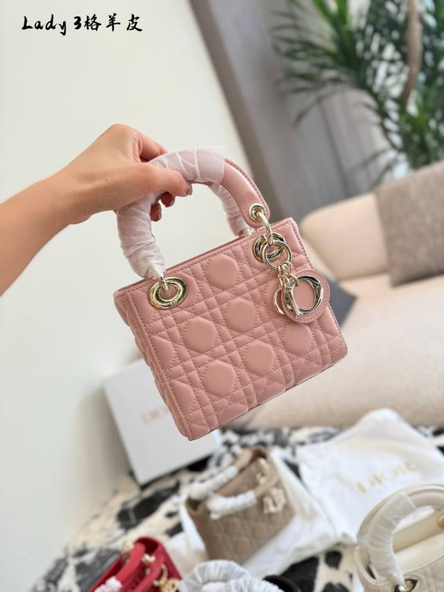 Lady Dior 三格戴妃, 公主们请注意超有女人味的Dior三格戴妃 黑金小皮质感高级优雅 Dior字母吊坠很精致 日常出门无论什么场合都可以背 16Cm Lady Dior 三格戴妃, 公主们请注意超有女人味的Dior三格戴妃 黑金小皮质感高级优雅 Dior字母吊坠很精致 日常出门无论什么场合都可以背 16Cm