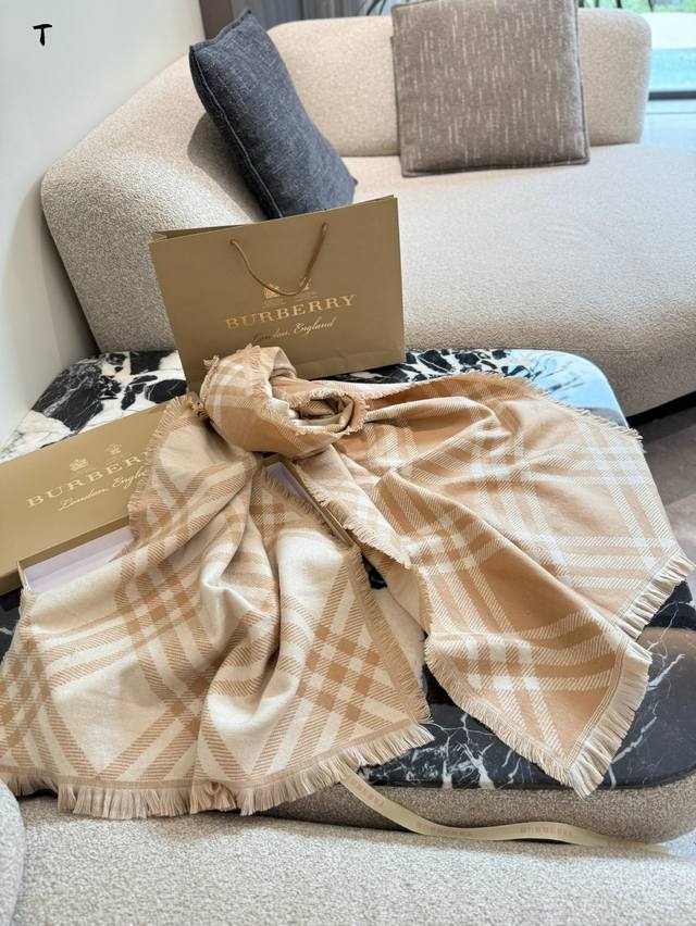 burberry围巾 配盒子手提袋包装 尺寸都是168×30Cm 太爱这种黑白色格纹围巾 个人偏爱流苏款 更亲肤不扎 反季好折扣