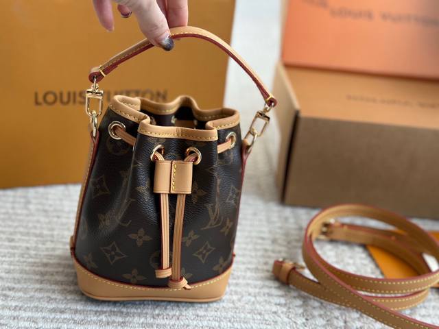 限定包装 顶级原单版 手提 代购级 Lv Mini小水桶包!不得不买的好货!老花Nano系列最夯超迷你水桶包!这只几乎身边朋友人手一只,太Q! 配变色皮。做工极 限定包装 顶级原单版 手提 代购级 Lv Mini小水桶包!不得不买的好货!老花Nano系列最夯超迷你水桶包!这只几乎身边朋友人手一只,太Q! 配变色皮。做工极