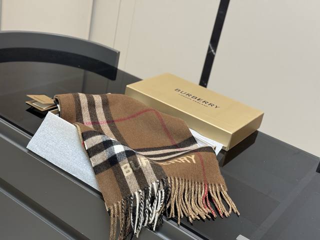 配盒 极品 Burberry经典围巾 巴宝莉真材实料! 大格子经典图案! 同样适合男士哦!很绅士! 上身效果气场非常强大 手感柔软成色有质感, 规格:95%羊毛 配盒 极品 Burberry经典围巾 巴宝莉真材实料! 大格子经典图案! 同样适合男士哦!很绅士! 上身效果气场非常强大 手感柔软成色有质感, 规格:95%羊毛