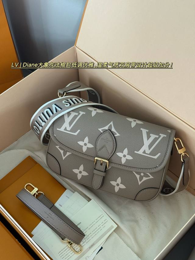 配盒 牛皮 Size：25*17Cm L家 Diane 法棍手袋 超难买的大象灰色 感觉都不是很准确直击我心！ 配置两条肩带 今天的快乐是法棍给的！