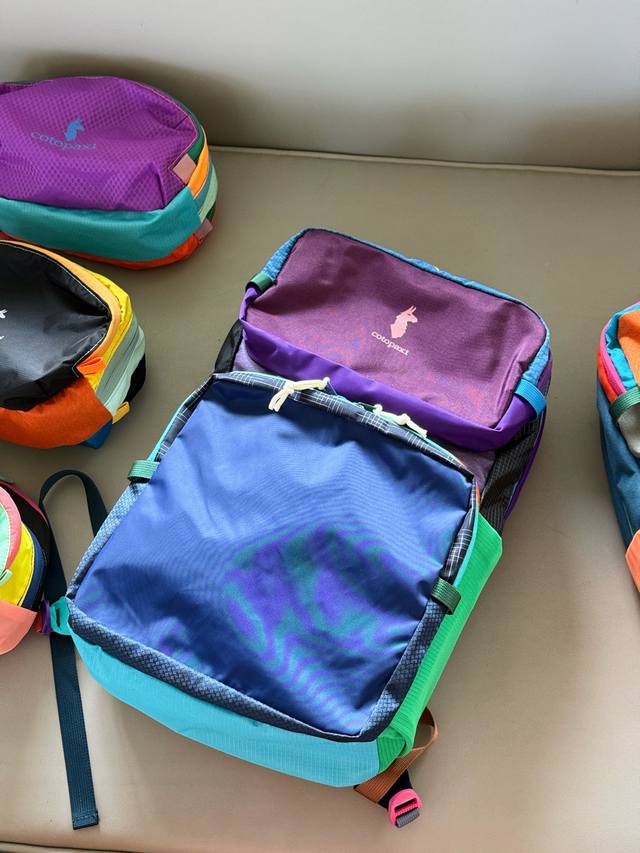 无盒 Size：28*44Cm 羊驼20L机器人包 颜值与实力并存 一眼被“机器人”设计戳中一方方正正的箱型轮廓+全包裹拉链 像个迷你行李箱，又带点未来感，比普