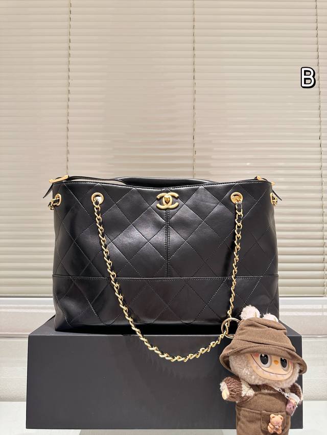 复刻版 配挂件 香奈儿｜ 高级手工坊 水桶包 手工坊杭州大秀的焦点爆款经典与创新交织的杰作 灵感来自香奈儿女士的乌木漆面屏风；标志性菱格纹 、邂逅独特拼色的设计